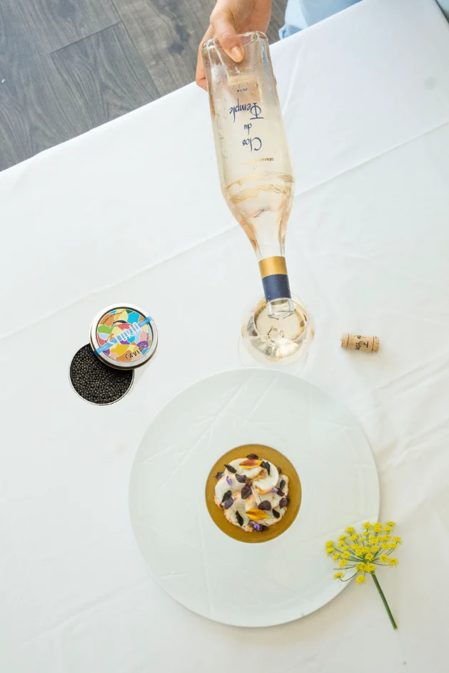 Offre Prestige Clos du Temple 2023 dans son Étui et une boîte de Caviar par Sturia